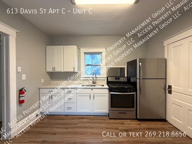 Building Photo - 613 Davis St