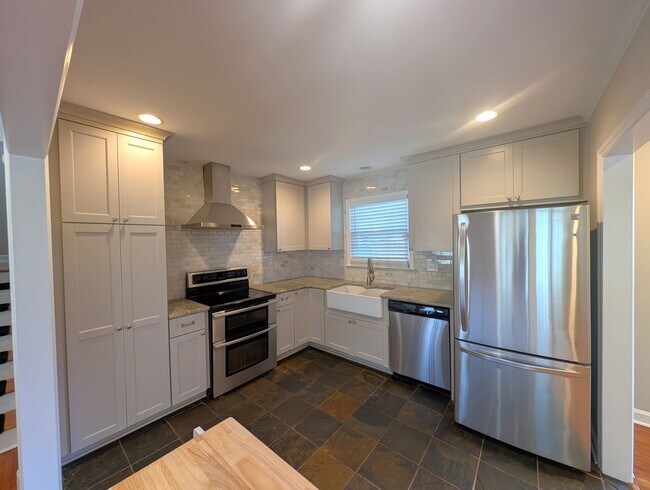 Foto del edificio - Charming split level home located in the Spring Valley Community in the South Park area of Charlo...