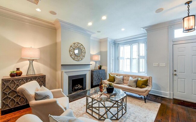 Foto del edificio - Charming Georgetown Townhome 3 Bedroom 2.5...