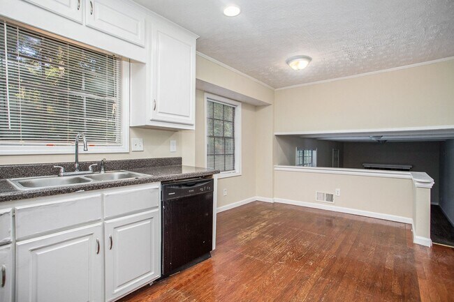 Foto del edificio - 4 bdrm, 2.5 bath in Stonecrest