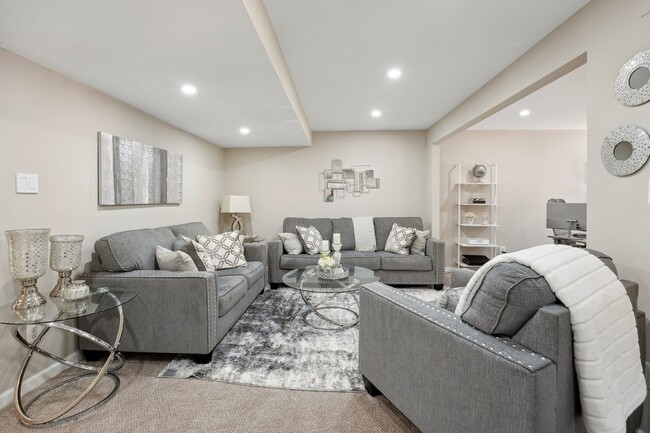 Building Photo - Stunning 3-Level Brick Front Townhome in S...