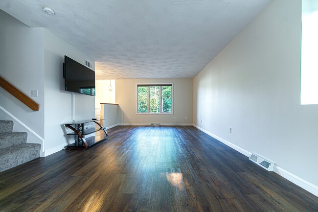 Building Photo - 7 Tamarac Dr