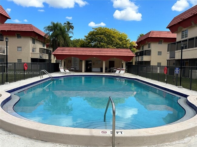 Building Photo - 10903 N Kendall Dr