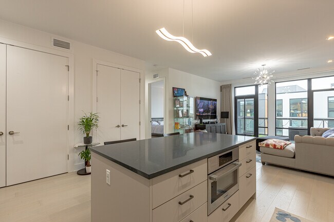Foto del edificio - 1401 W Webster Ave