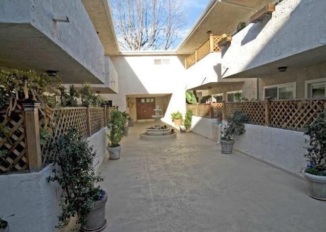 Courtyard - 1845 Corinth Ave