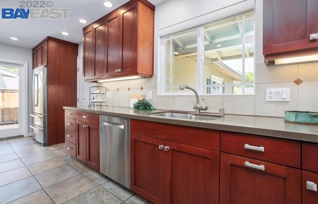 Building Photo - 2834 San Carlos Dr