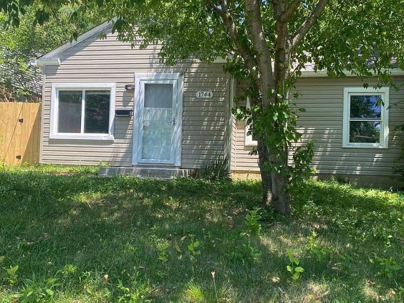 Primary Photo - 1744 Dewey Ave