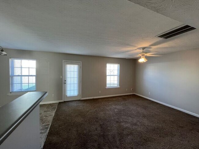 Foto del edificio - Nice 3 Bedroom/ 2.5 Baths - Mowing Include...