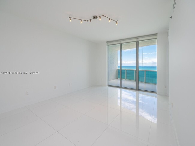 Foto del edificio - 15901 Collins Ave