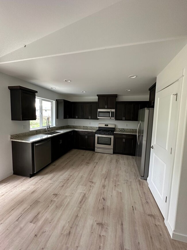 Building Photo - Brand New 3 Bed 2 Bath Home In New Sutherl...