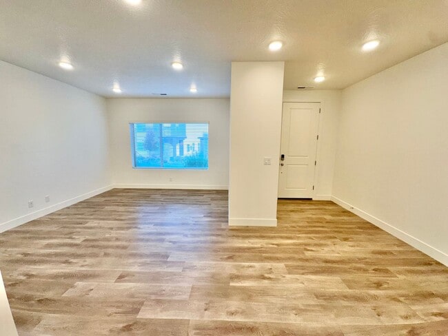 Building Photo - Desert Color Townhome!