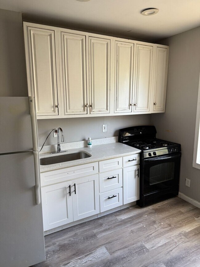 Foto del edificio - Two-Bedroom Home in Baltimore