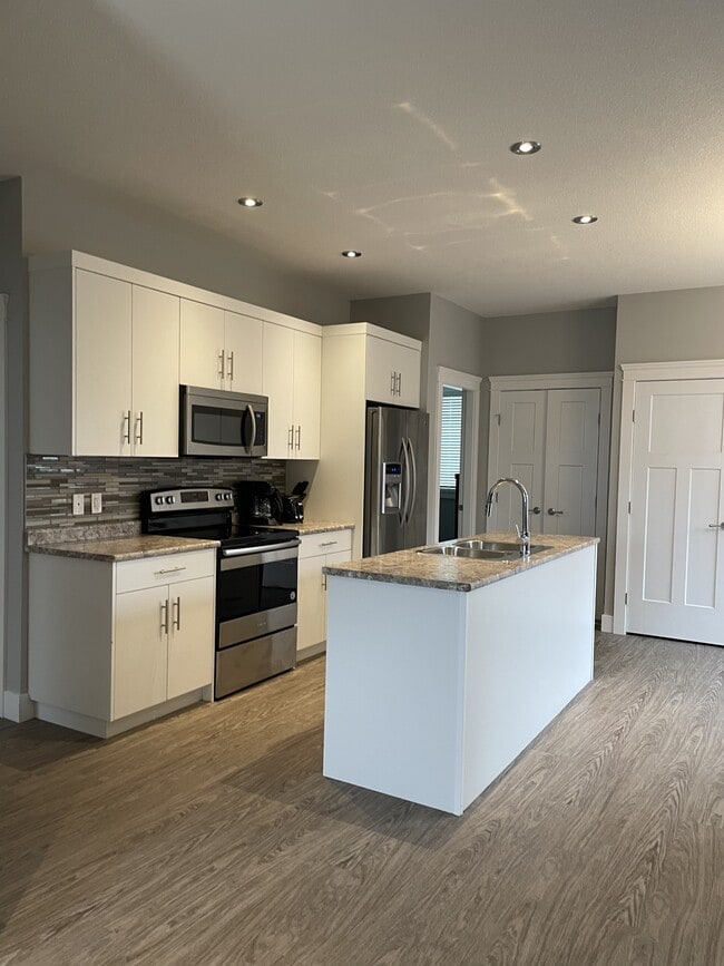 Photo du bâtiment - 8312-8388 88 Ave