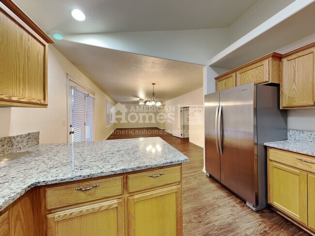 Building Photo - 728 W Willow Dale Way