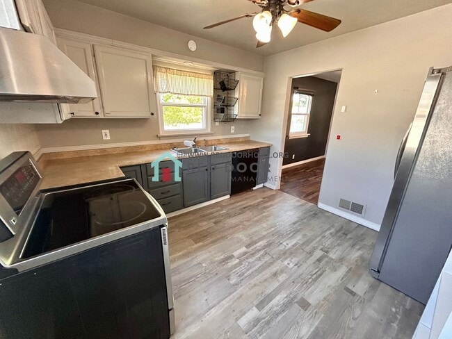 Building Photo - Spacious 3 Bed, 2 Bath Home