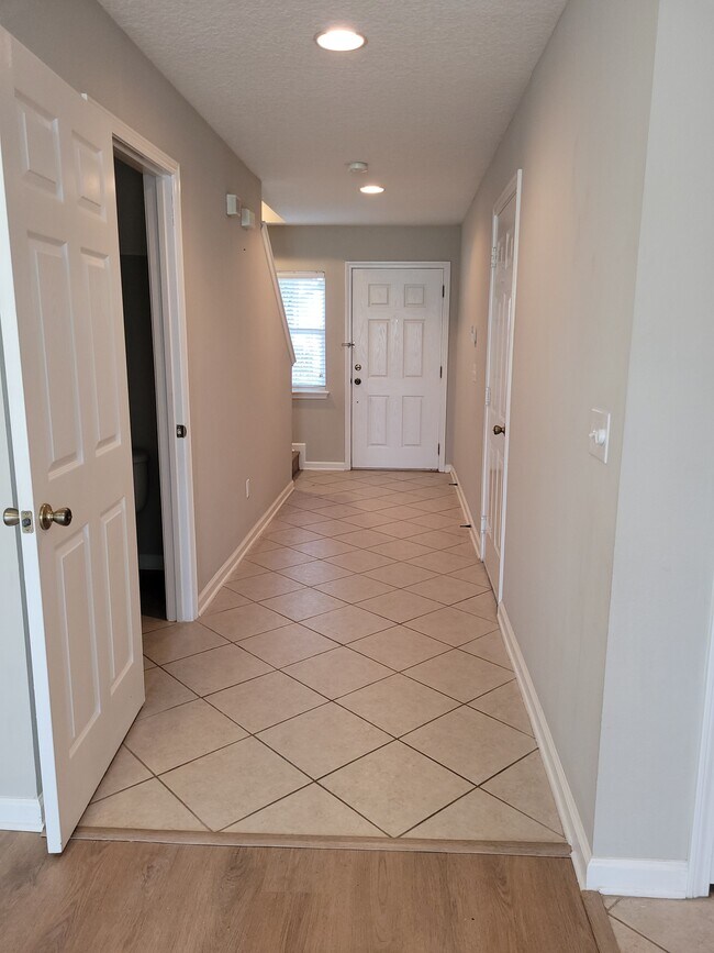 Building Photo - 301 Cherry Way