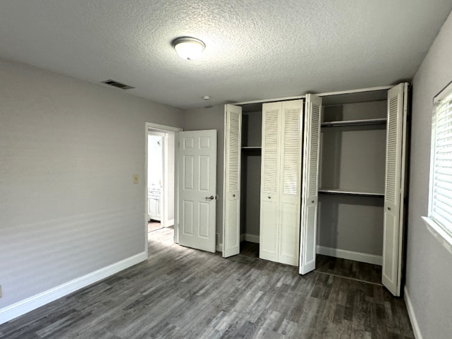 Building Photo - 3606 Versailles Dr