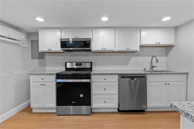 Foto del edificio - 376 Arnolds Neck Dr