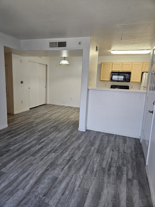 Building Photo - 950 Seven Hills Dr