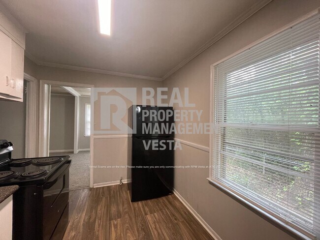 Foto del edificio - Spacious Three Bedroom House off of Napier...