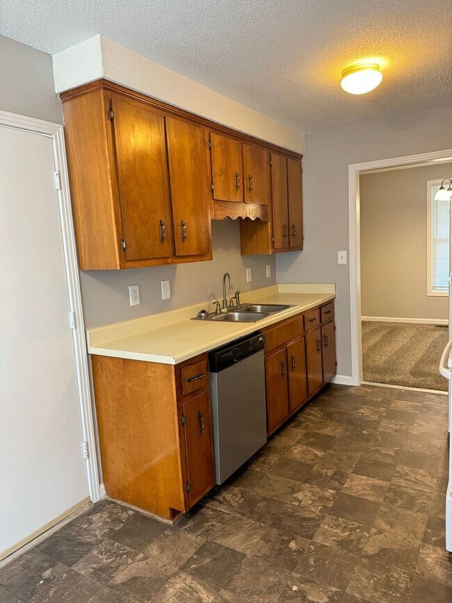 Building Photo - 3 Bed/2 Bath home 1 car garage, Fenced in yard. 10 Min from Gate 1!