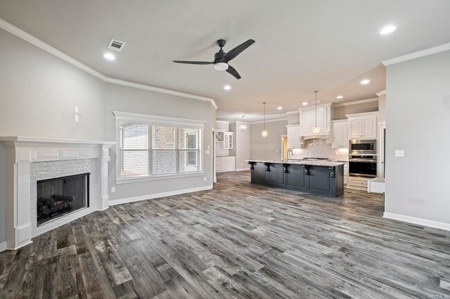 Building Photo - 9541 Oak Forest Ln