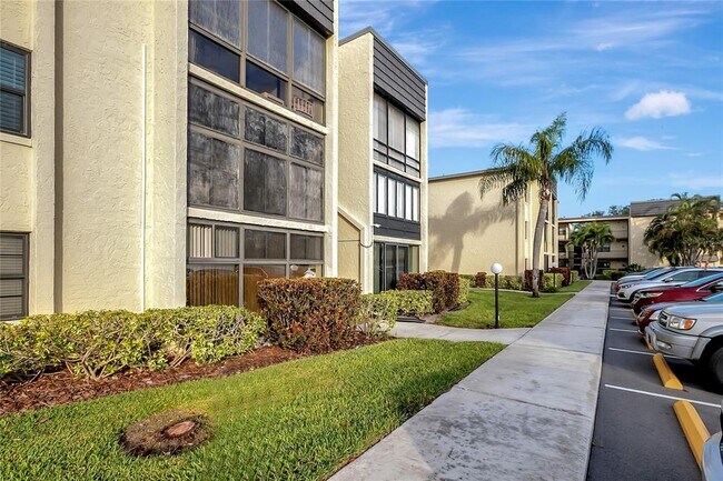 Foto del edificio - 14130 Rosemary Ln
