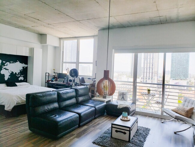 El apartamento cuenta con balcón para disfrutar de la vista del centro de Miami. - 133 NE 2nd Ave