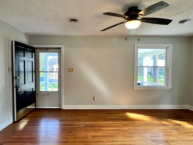 Foto del edificio - Awesome 3 Bedroom House in Near West End A...