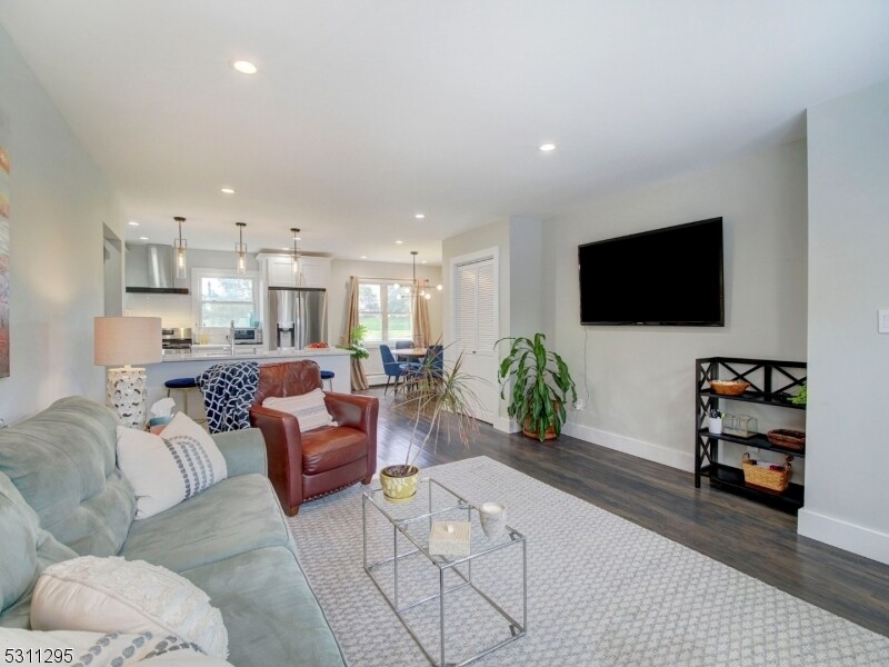Primary Photo - 43 Conforti Ave