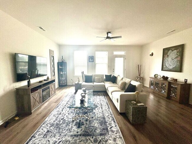 Foto del edificio - Scenic 3-Bed Townhome with Screened Porch, First Floor Storage & 1-Car Garage – Overlooking the G...