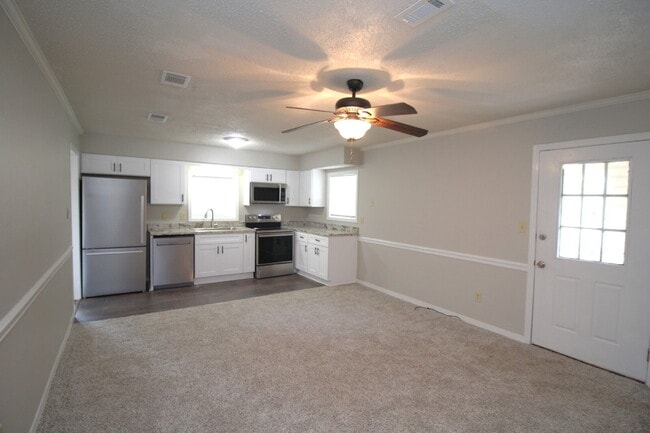 Building Photo - Updated 1-Bedroom Duplex in Bellview – New...