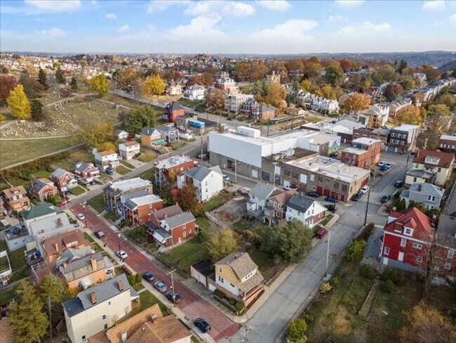 Foto del edificio - Updated 2 Bed, 1.5 Bath Home in Carrick For Rent – Move-In Ready