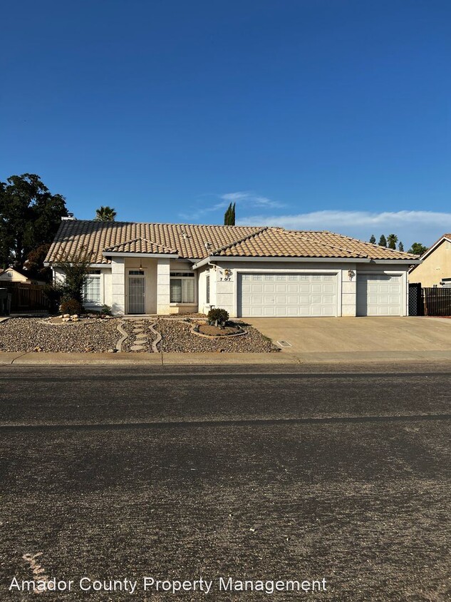 Primary Photo - 4 br, 3 bath House - 707 Vista Ln