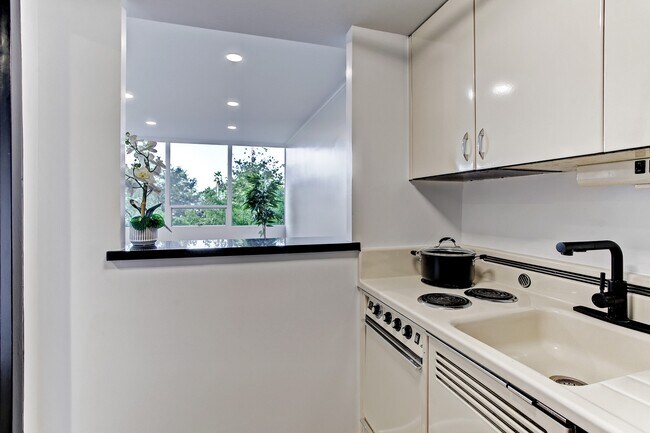 Building Photo - 2701 Westheimer Rd