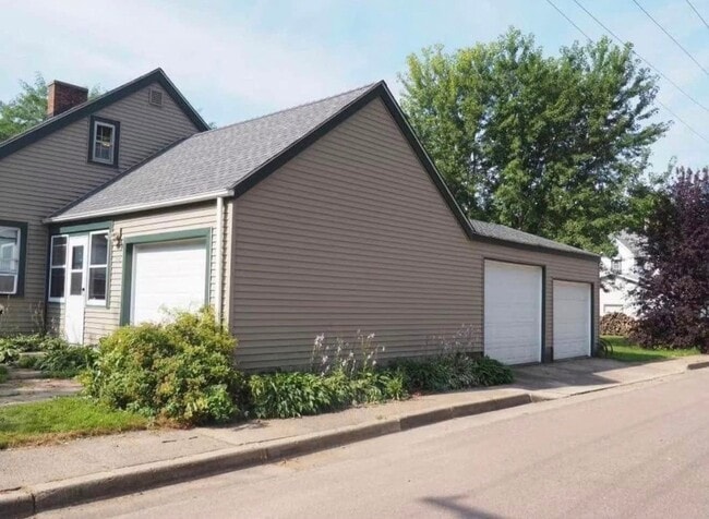 Building Photo - 210 4th Ave S