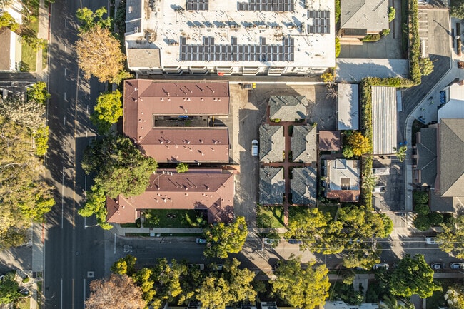 De arriba hacia abajo - 330-350 Waldo Ave