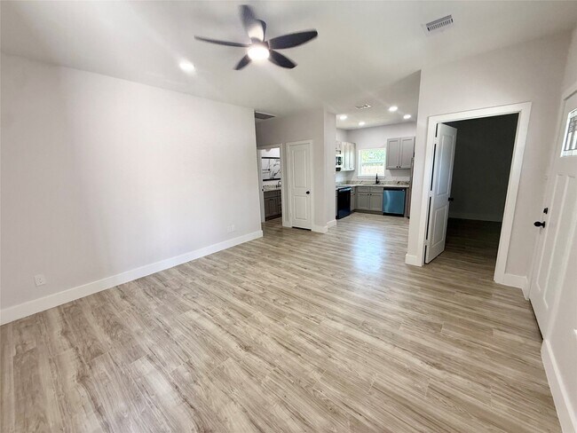 Building Photo - 9508 Quaker Ct