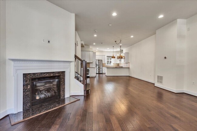 Building Photo - 4 bed 4.5 bath Townhouse