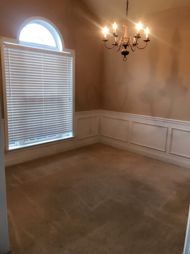 Building Photo - 535 Roland Manor Dr