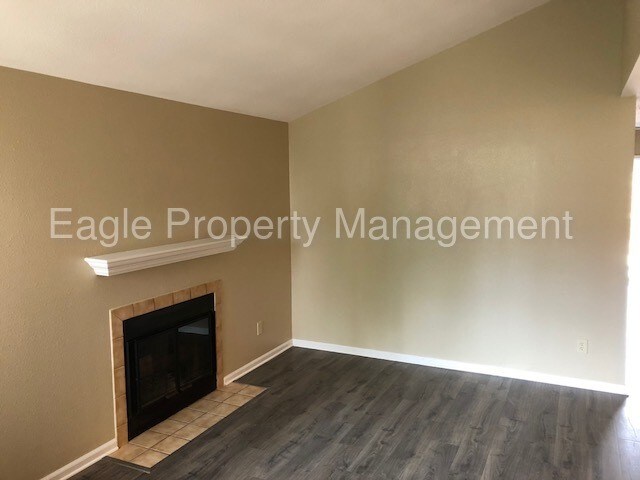 Building Photo - 2BD 2 BA w/ Den Duplex in Lincoln