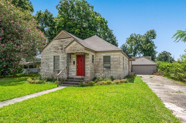 Building Photo - 806 Sue St