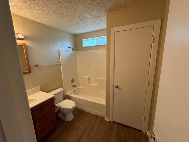 Foto del edificio - 435 Larry Dr