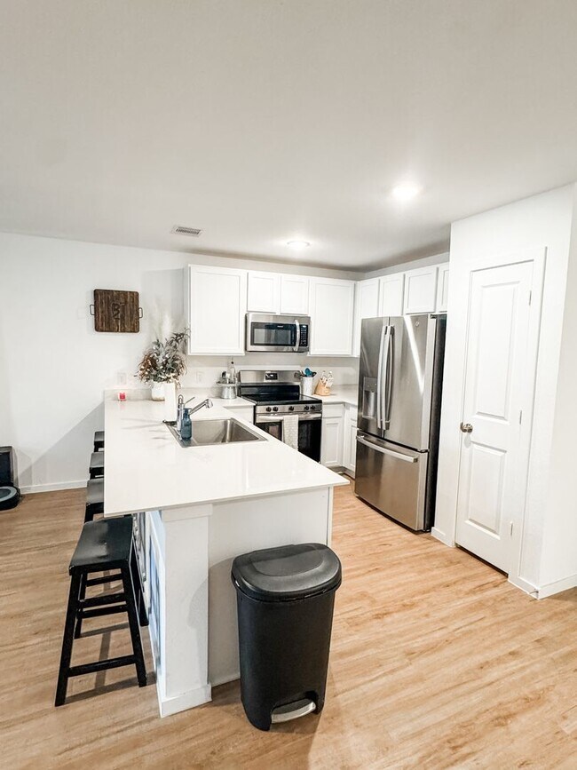 Foto del edificio - NEW HOME IN PLEASANT HILL AVAILABLE FOR DECEMBER MOVE IN!