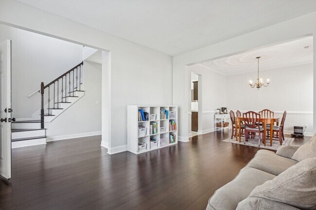 Building Photo - Bright, Clean & Convenient - Perfect 4 Bed...