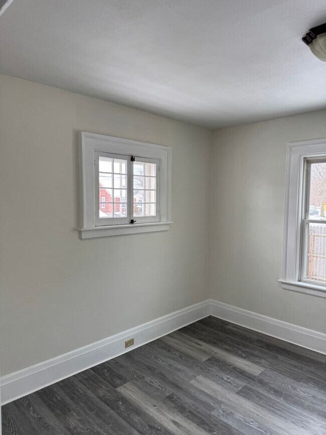 Foto del edificio - Single Family Home 3 bedroom 1 bath new paint flooring with basement fenced in yard