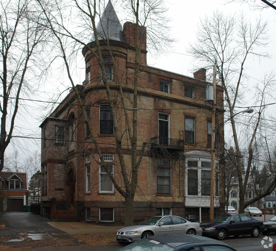 Primary Photo - 11 N Church St