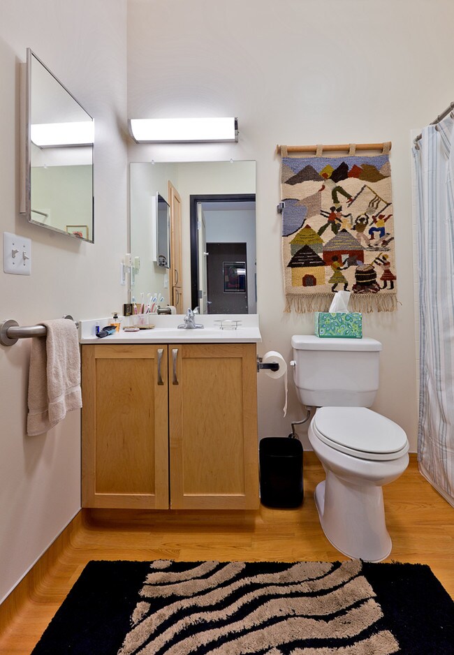 Baño - Lillian & Samuel Hechtman Senior Apartments