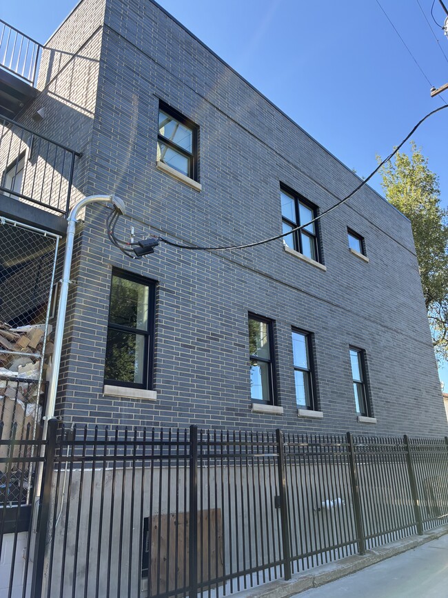Building Photo - 713 W 19th Pl