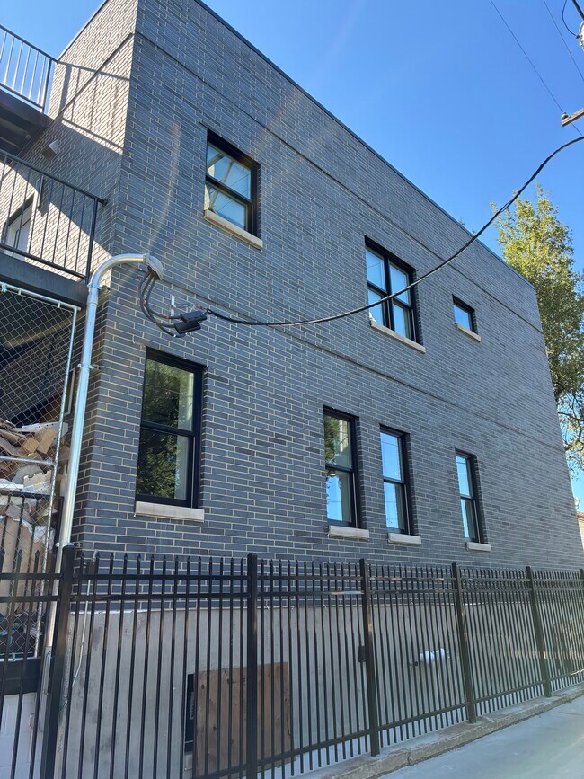 Foto del edificio - 713 W 19th Pl
